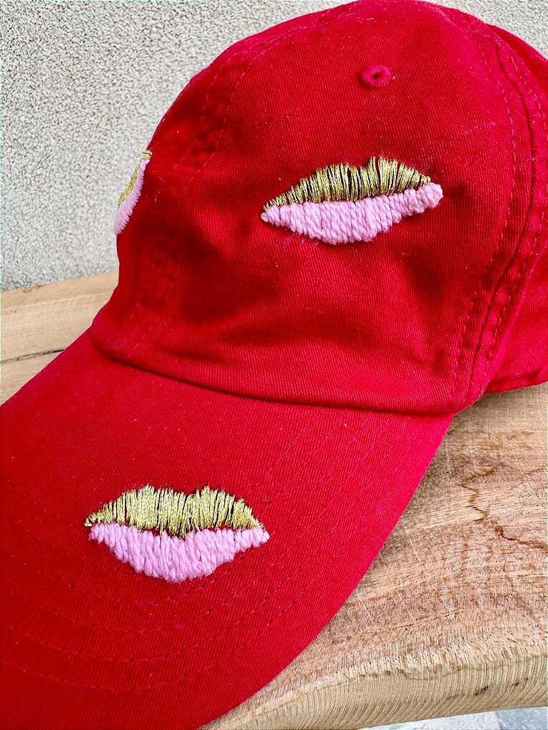 Boné Beijo Vermelho