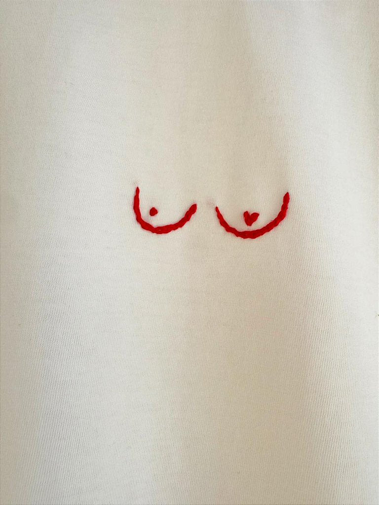 Camiseta Self-Love Off White Bordado Vermelho