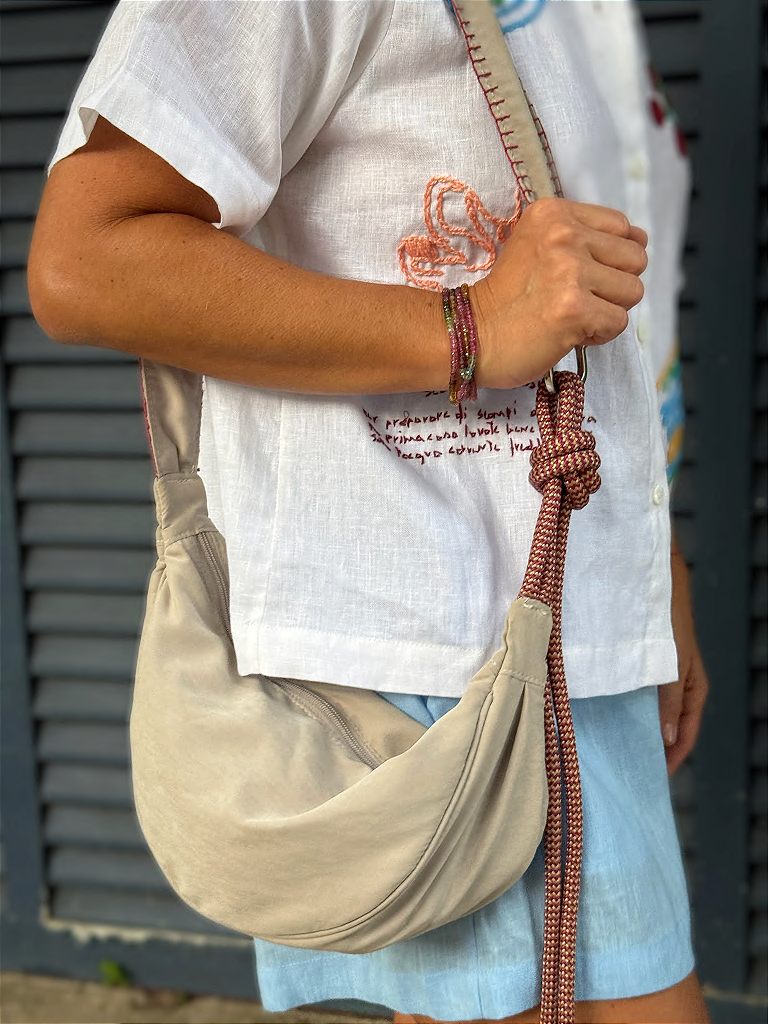 Bolsa Transversal Baguete Cinza Corda Vinho
