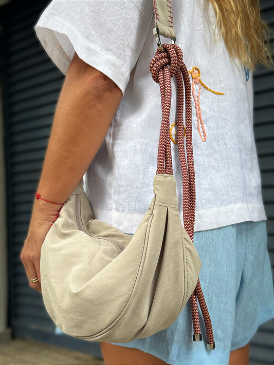 Bolsa Transversal Baguete Cinza Corda Vinho