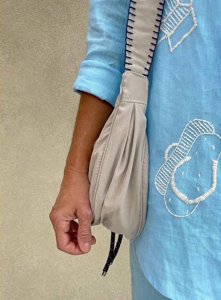 Bolsa Transversal Baguete Cinza Corda Azul