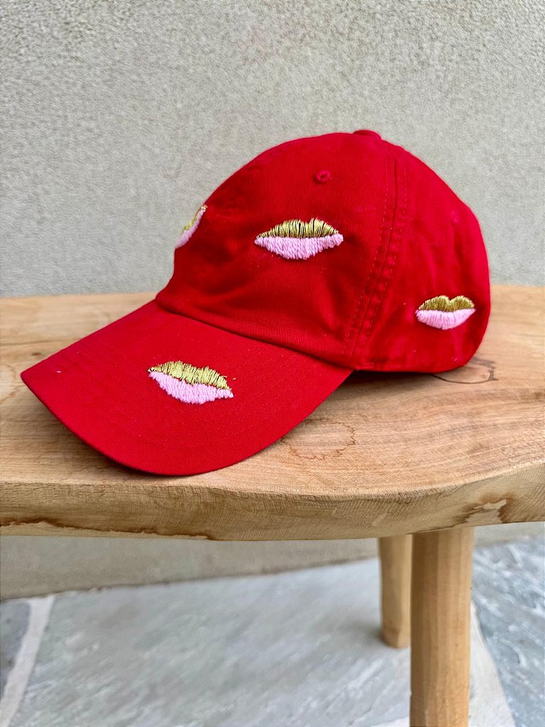 Boné Beijo Vermelho