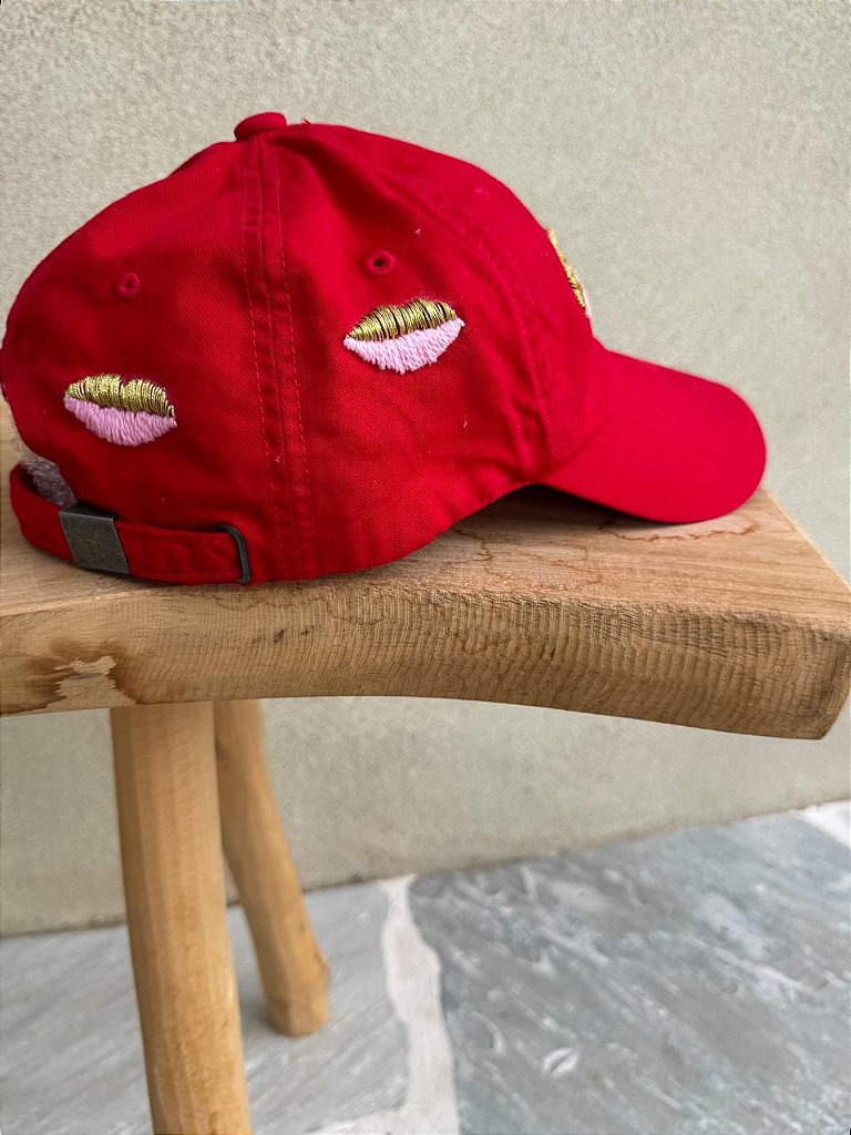 Boné Beijo Vermelho