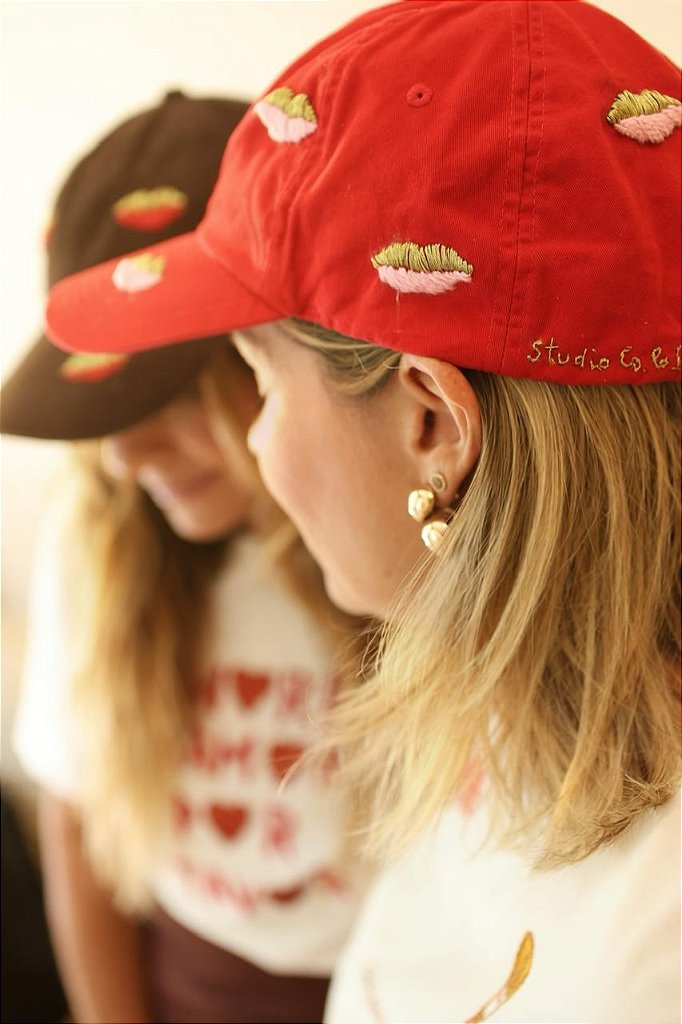 Boné Beijo Vermelho